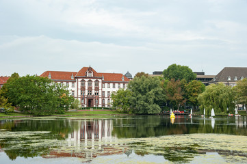 Fototapeta na wymiar See im Hiroshimapark in Kiel mit Justizministerium
