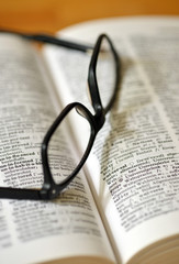 Brille liegt auf W&ouml;rterbuch