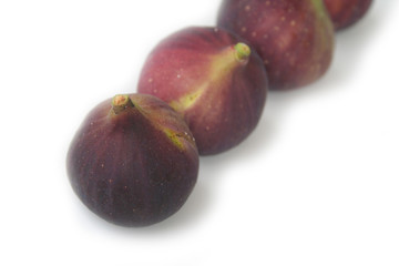 Fichi viola isolati su sfondo bianco. Fuoco selettivo