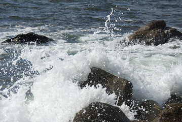 岩に打ち寄せる波