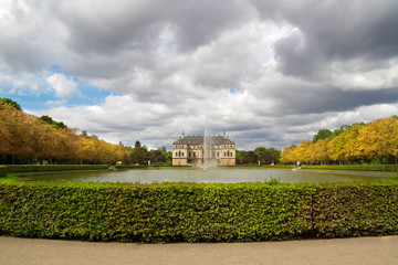 Fototapeta na wymiar Palais Großer Garten Dresden mit Palaisteichim Herbst