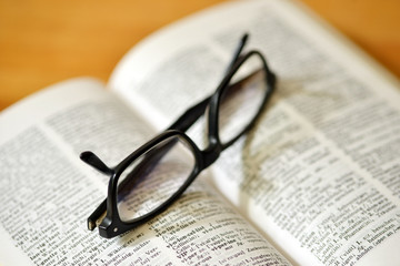 Sprache lernen Lesebrille und Wörterbuch