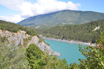 Fototapeta na wymiar Passerelle Himalayenne et vertigineuse de l'Ebron, sur le lac de Monteynard en Isère