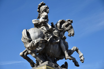 Obraz premium Statue équestre de Louis XIV cour Napoléon à Paris, France