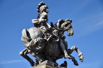 Fototapeta na wymiar Statue équestre de Louis XIV cour Napoléon à Paris, France