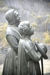Statue des deux  Bergers de Notre-Dame de la Salette