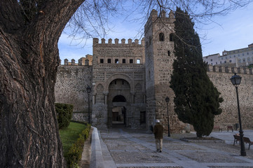 Fototapeta premium Puerta vieja de Bisagra (o de Alfonso VI) en la muralla de Toledo, España