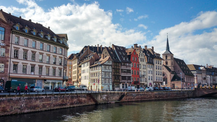 Fototapeta na wymiar Petite France houses near the ill river in Strasbourg