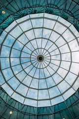 Le d&ocirc;me en verre de l'immeuble ancien &agrave; Perpignan