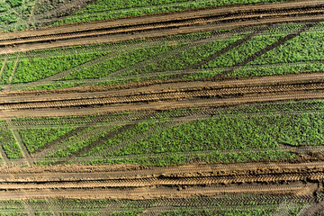Luftaufnahme - Reifenspuren im Acker - Feld
