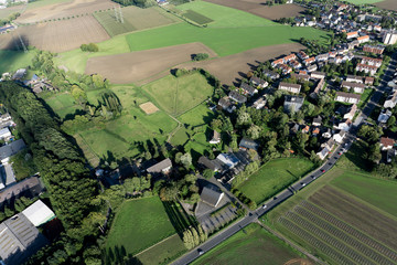 Luftaufnahme Wohngebiet / Siedlung mit Häusern in einer Kleinstadt am Bauernhof