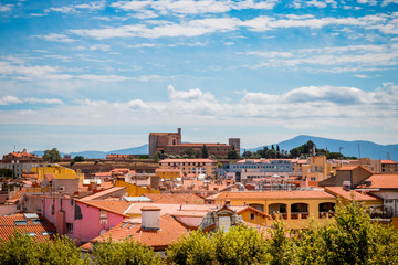 Fototapeta na wymiar Vue sur la ville de Perpignan depuis une terrasse
