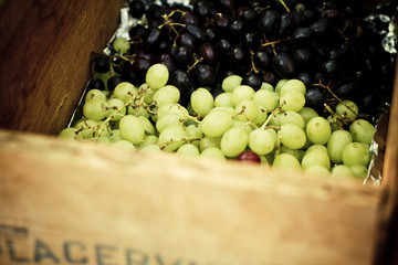 wood box of red and white grapes