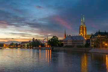 Obraz premium Beautiful old town panorama over vibrant sky, Wrocław, Lower Silesia, Poland