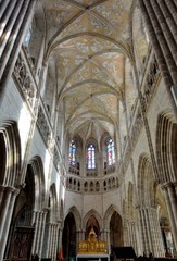 Fototapeta na wymiar Intérieur de la cathédrale Saint-Tugdual de Tréguier en Bretagne