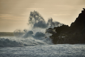 Fototapeta na wymiar Wellen brechen sich an den Lavaklippen bei Grand ´Anse auf Réuinion