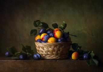 Still life with nectarines and plums © Marta Teron