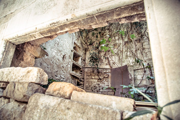 Ruiny domu, zapuszczone miejsce, porośnięte bluszczem, widok przez okno