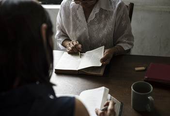 Obraz premium Group of christianity people reading bible together