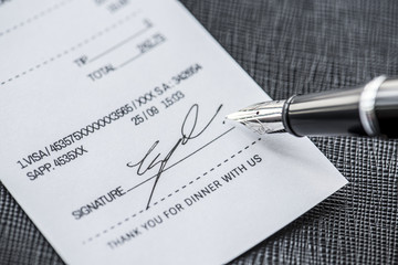 Fototapeta premium Macro of signing fountain pen on receipt