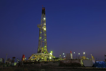 Obraz premium Oil drilling platform in the beautiful night