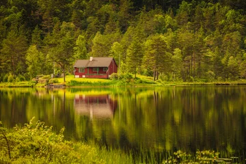 Crédence de cuisine en verre imprimé Lac / étang wooden cabin in forest on lake shore, Norway
