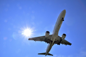 大空を飛ぶジェット機