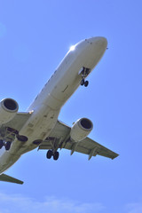 大空を飛ぶジェット機