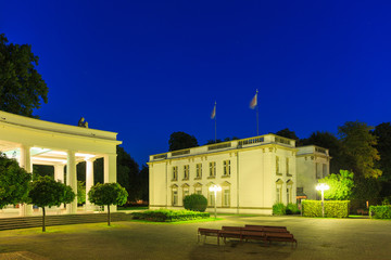 Naklejka premium weißes Gebäude