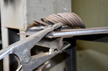 Изготовление деталей с помощью станочных и сварочных работ на заводе и машиностроительном предприятии