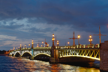 Fototapeta na wymiar The iron bridge in the city.