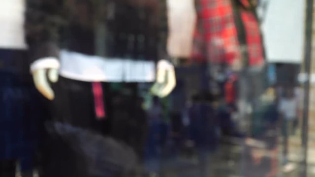 ショップのウインドウを鏡にして髪型を直す男性　東京　原宿　表参道