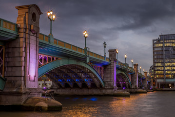 Obraz premium Colorful lights on the Southwalk bridge in London at night - 1