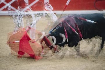 Crédence de cuisine en verre imprimé Tauromachie Bullfighter in a bullring.