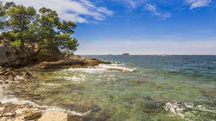 Fototapeta premium Miasto na plaży Rovinj w Chorwacji.