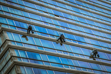 Fensterputzer an Hochhausfassade, chicago