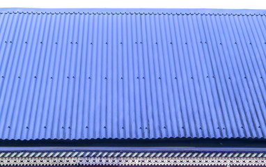 architecture créole typique, toiture en tôle ondulée, frise et lambrequins