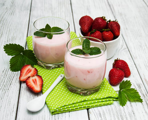 yogurt with fresh strawberries