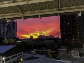 Obraz premium red sky twilight during sunset view from ari BTS station