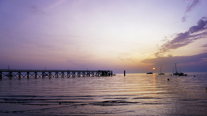 Lever de soleil sur l'océan et le ponton de la plage des Dames, Noirmoutier, Vendée, France