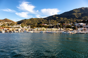 Fototapeta na wymiar Vue sur le port de Casamicciola, Ischia, golfe de Naples, région de Campanie, Italie