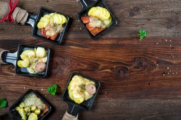 Fotobehang Raclette - Wurst und Käse - Platte - Jause - Zutaten - Grill - Grillen © Lumixera