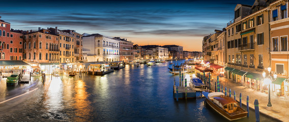 Fototapeta na wymiar Panoramasicht auf den Canal Grande in Venedig, Italien, kurz nach Sonnenuntergang