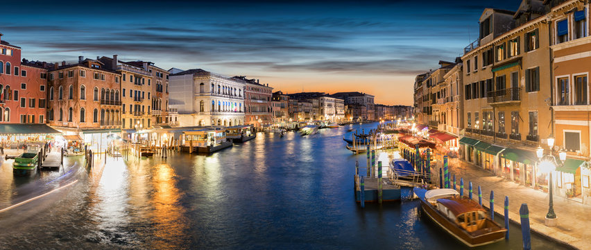 Panoramasicht auf den Canal Grande in Venedig, Italien, kurz nach Sonnenuntergang © moofushi