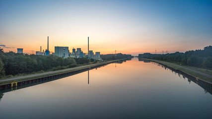 Fototapeta premium Lünen Kohlekraftwerk am Kanal beim Sonnenaufgang