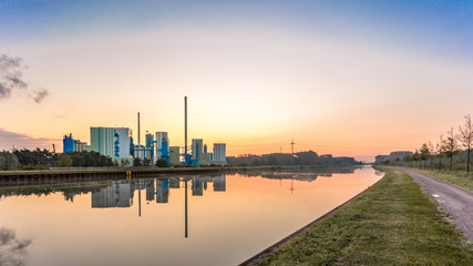Fototapeta premium Lünen Kohlekraftwerk am Kanal beim Sonnenaufgang