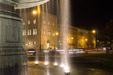Fototapeta premium Beleuchteter Brunnen am Geschwister-Scholl-Platz in München