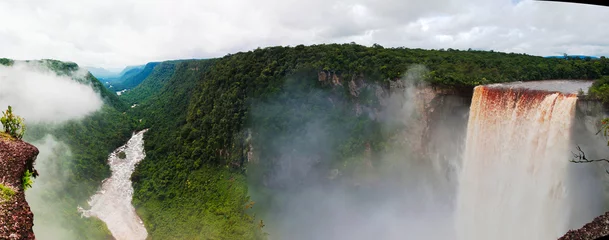 Foto op Plexiglas Kaieteur-waterval, een van de hoogste watervallen ter wereld bij de Potaro-rivier in Guyana © homocosmicos