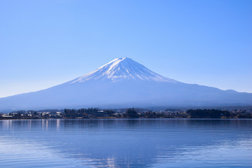Obraz premium Mount Fuji view with Lake Kawaguchi and blue sky background in Kawaguchiko, Japan