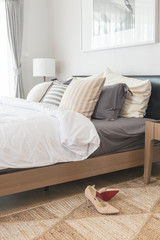 Fototapeta na wymiar white blanket with set of pillows on bed